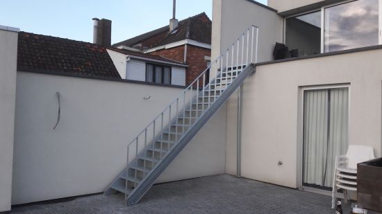 Industriële buitentrap met balustrade