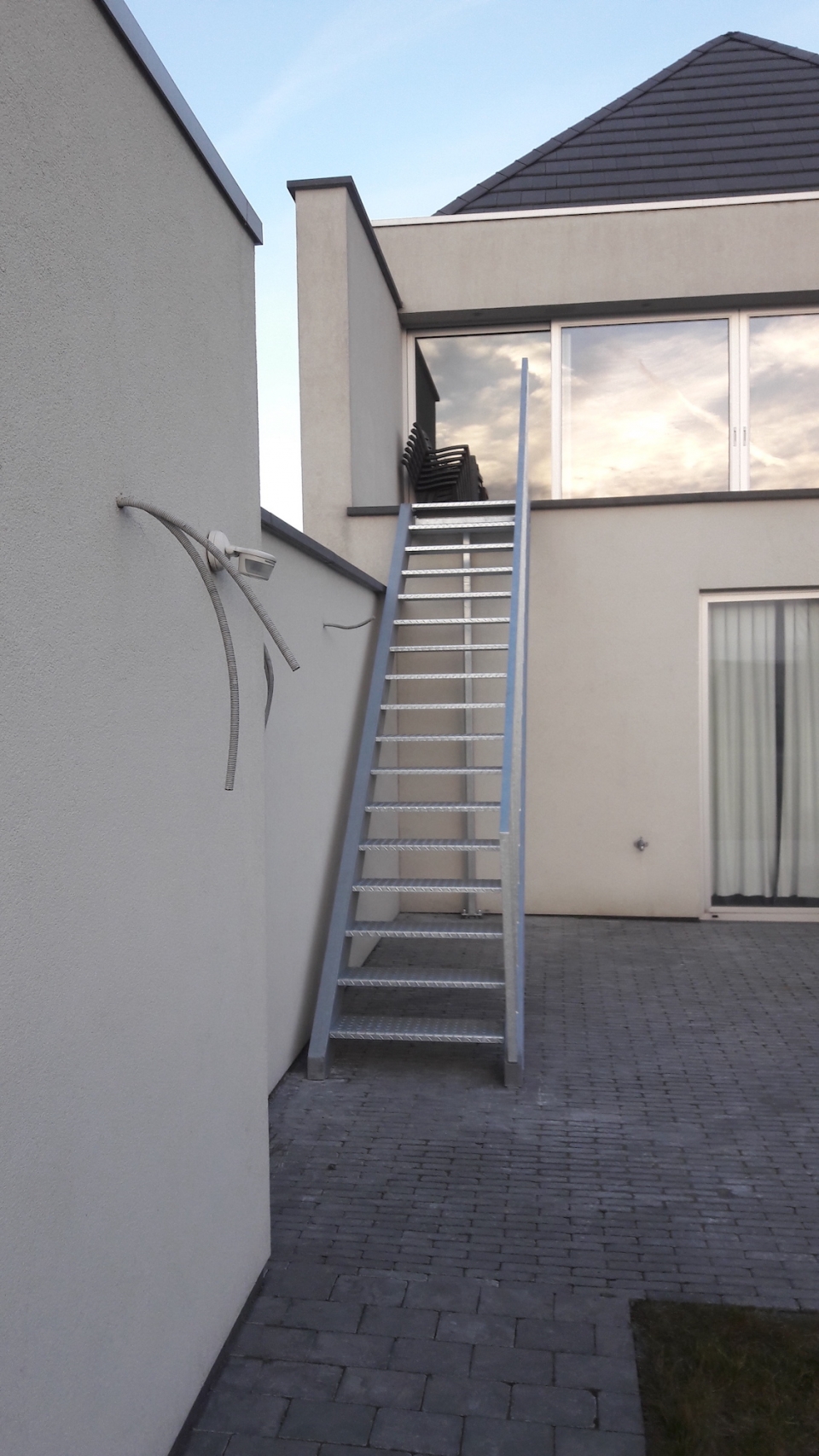 Industriële buitentrap met balustrade