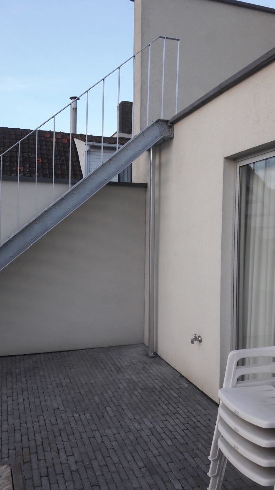 Industriële buitentrap met balustrade